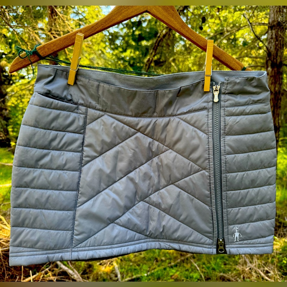 Smartwool puffy zip skirt. Never been worn. Size small. Grey.